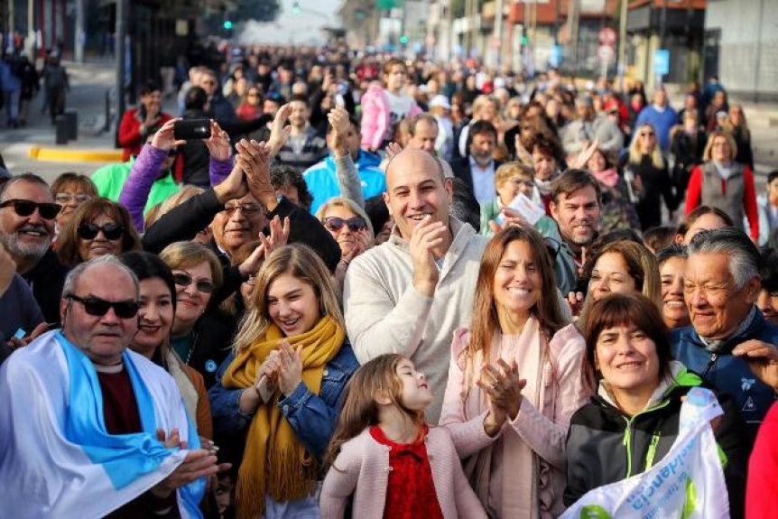 Fiesta y desfile en la preinauguración del Metrobus de avenida Calchaquí
